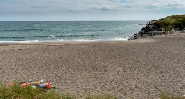 People Relaxing Sandy Beach Atlantic Ocean Ireland Europe — Stock Photo, Image