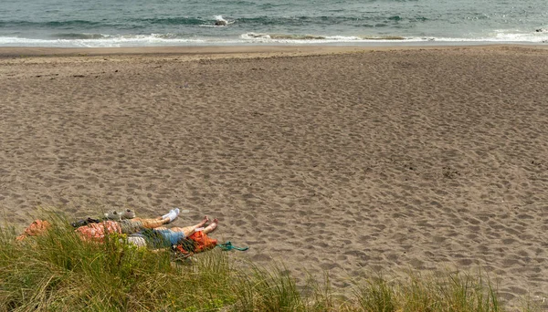 Persone Che Rilassano Una Spiaggia Sabbia Oceano Atlantico Irlanda Europa — Foto Stock