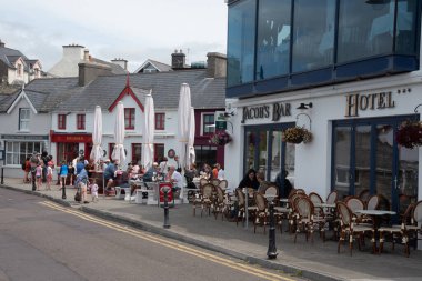 Baltimore, İrlanda, 12 Haziran 2022: Baltimore Cork County İrlanda 'daki restoran ve kafelerde oturan turistler