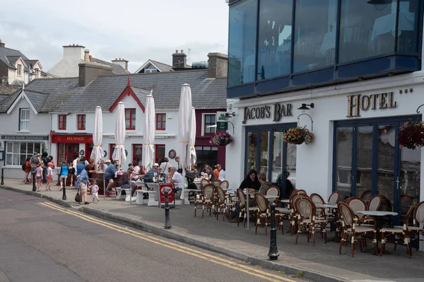 2022年6月12日 爱尔兰巴尔的摩 游客坐在巴尔的摩科克郡的餐馆和咖啡店 — 图库照片