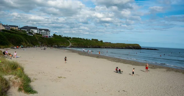 爱尔兰科克 2022年6月13日 人们在离奇的海滩软木塞县岛放松和游泳 — 图库照片
