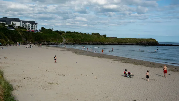 Cork Irlanda Junho 2022 Pessoas Relaxando Nadando Irlanda Inchadoney Beach — Fotografia de Stock