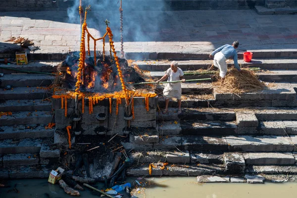 Kathmandu Nepal März 2020 Feuerbestattungszeremonie Hinduistischen Tempelkomplex Pashupatinath Ufer Des — Stockfoto