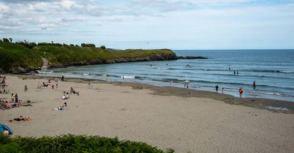 アイルランドのコルク2022年6月13日 人々はリラックスし アイルランドのInchadoneyビーチコルク郡で泳ぐ — ストック写真