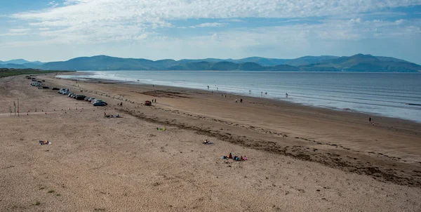 2022年6月16日アイルランド ディングル島 人々はリラックスしてインチ砂のビーチで泳ぐ ディングル半島 アイルランド — ストック写真