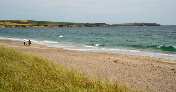 Pessoas Caminhar Numa Praia Areia Castlefreke Warren Oceano Atlântico Irlanda — Fotografia de Stock