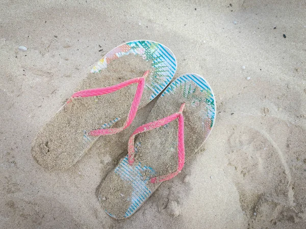 夏天的拖鞋在沙滩上磨蹭着 放松和假期 — 图库照片