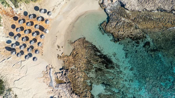 Drone Κεραία Ομπρέλες Παραλίας Στην Παραλία Καλοκαιρινές Διακοπές Στη Θάλασσα — Φωτογραφία Αρχείου