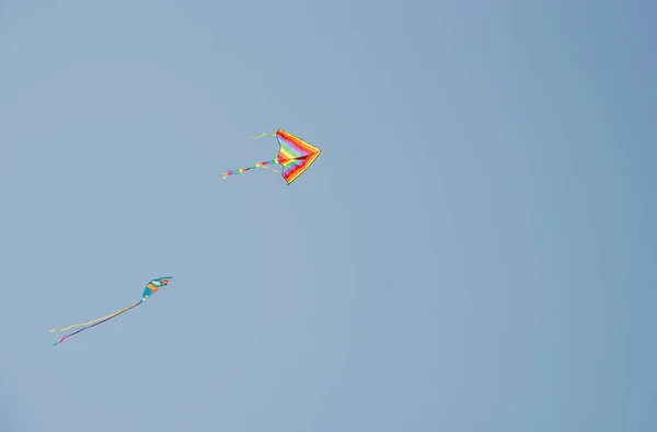 Brinquedo Pipa Colorido Voando Céu Entre Nuvens — Fotografia de Stock