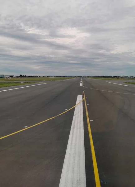 Pista Aeroporto Asphlat Com Sinais Para Chegada Partida Avião — Fotografia de Stock