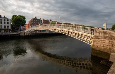 Dublin, İrlanda, İngiltere, 19 Haziran 2022: Liffey Dublin, İrlanda üzerindeki Ha penny köprüsünün ünlü simgesi.