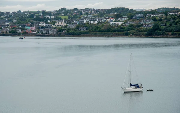 有船只停泊的Kinsale港口 爱尔兰 大西洋 海岸湾 — 图库照片