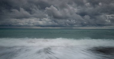 Kışın fırtınalı bir günde kıyıya vuran rüzgarlı dalgalar. Paphos Kıbrıs