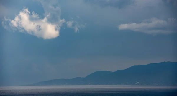 嵐の日に山の上の海景 白い雲 パフォス キプロス — ストック写真