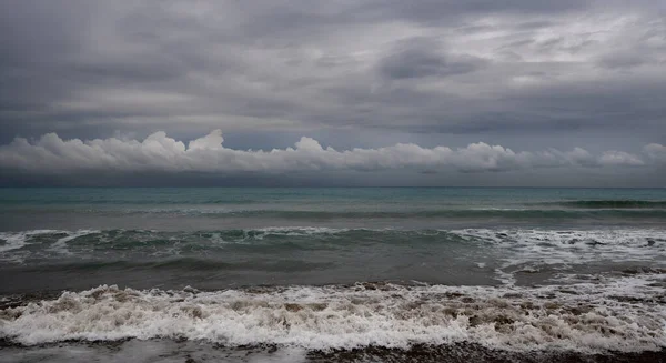 冬天的一个大风大浪吹袭着海岸 Paphos塞浦路斯 — 图库照片
