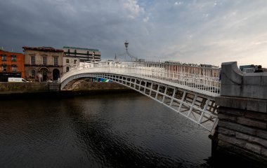 Dublin, İrlanda, İngiltere, 19 Haziran 2022: Liffey Dublin, İrlanda üzerindeki Ha penny köprüsünün ünlü simgesi.