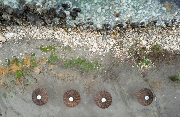 바위투성이 해안에 우산의 키프로스 — 스톡 사진