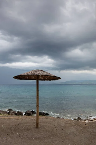 Zimą Parasole Plażowe Skalistym Wybrzeżu Wakacje Letnie Pafos Cypr — Zdjęcie stockowe