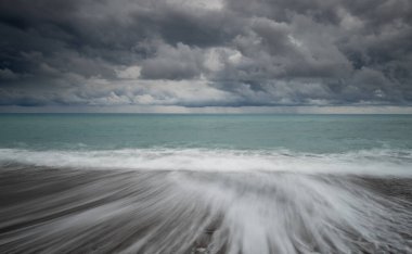 Kışın fırtınalı bir günde kıyıya vuran rüzgarlı dalgalar. Paphos Kıbrıs