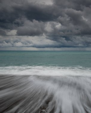 Kışın fırtınalı bir günde kıyıya vuran rüzgarlı dalgalar. Paphos Kıbrıs