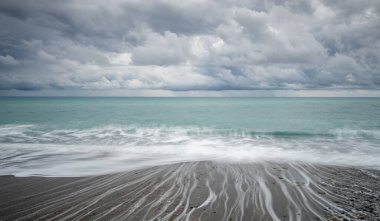 Kışın fırtınalı bir günde kıyıya vuran rüzgarlı dalgalar. Paphos Kıbrıs