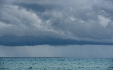 Deniz manzaralı dramatik fırtına bulutları. Strom ufukta göründü. Okyanusta yağmurlu bir kış günü.
