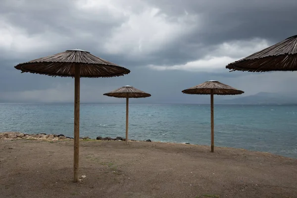 Prázdné Plážové Deštníky Skalnatém Pobřeží Zimě Letní Dovolená — Stock fotografie