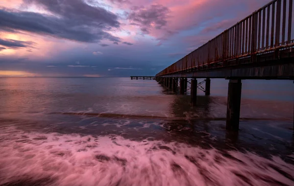 Przylądek Morski Dramatycznym Kolorowym Zachodem Słońca Oceanie Most Pieszy Molo — Zdjęcie stockowe