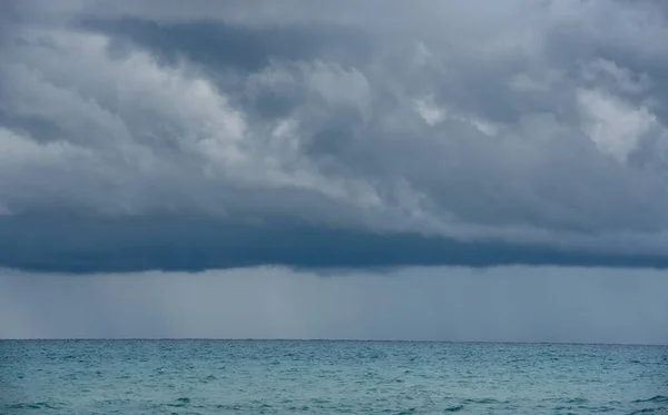 Zeegezicht Dramatische Stormachtige Wolken Strom Aan Horizon Regenachtige Winterdag Oceaan — Stockfoto