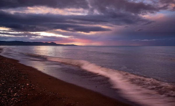 Havslandskap Med Dramatisk Färgstark Solnedgång Havet Vågor Stänk Stranden Paphos — Stockfoto