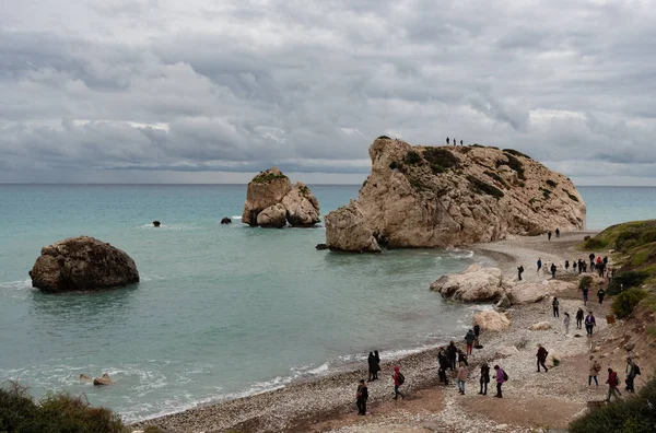 Paphos Cyprus Luty 2023 Turyści Słynnej Plaży Rock Aphrodite Obszarze — Zdjęcie stockowe