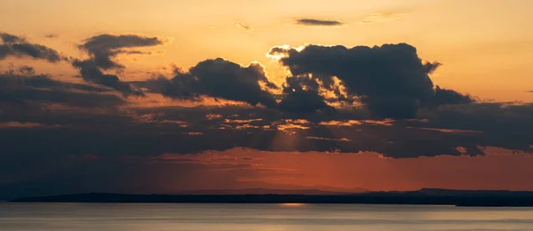 Πολύχρωμο Ηλιοβασίλεμα Έντονο Φως Στον Ωκεανό Τέλος Της Μέρας Γαλήνιο — Φωτογραφία Αρχείου