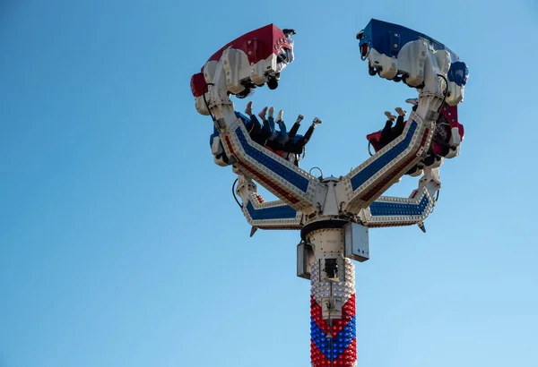 Group People Amusement Park Game Spinning Sky Having Fun Fairground — Stock Photo, Image