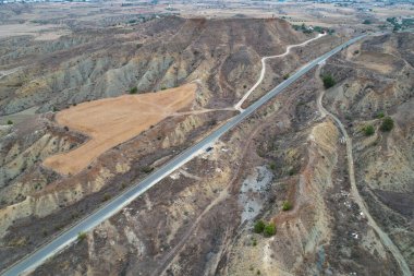 Kırsal kesimdeki boş yolların insansız hava aracı antenleri. Kuru toprak. Kıbrıs