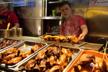 Pekin, Çin, Haziran 01: 2018: Pekin Çin 'deki çerez caddesinde geleneksel yemek pişiren Çinli aşçı. Lezzetli sokak fast food