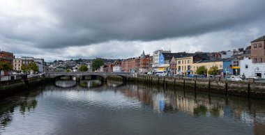 Cork, İrlanda, 9 Eylül 2021: İrlanda Avrupa 'da şehir ve nehir manzarası