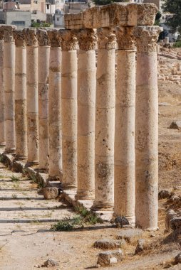 Ürdün 'deki Jerash Roma şehrinden antik sütunlar. Cardo ya da Colonnaded Caddesi.