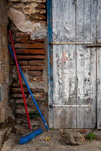 Porta Madeira Fechada Vassoura Vermelha Fora Uma Casa Tijolo Tradicional — Fotografia de Stock