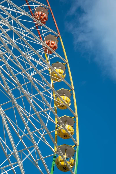 Mavi Gökyüzü Arka Planında Izole Edilmiş Dönme Dolap Lunaparkta Eğleniyor — Stok fotoğraf