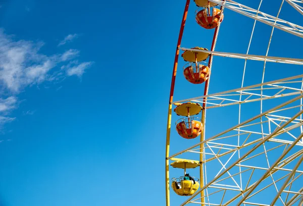 Ferris Wiel Geïsoleerd Blauwe Hemel Achtergrond Veel Plezier Een Pretpark — Stockfoto
