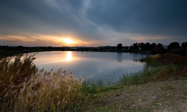 Idyllic Portocaliu Răsărit Soare Mare Cer Amurg Lac Sfârşitul Zilei — Fotografie, imagine de stoc