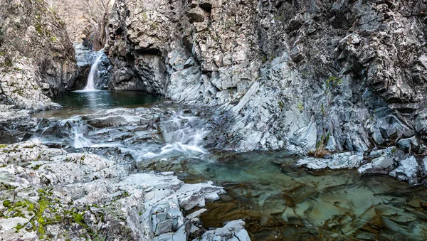 Cachoeira Salpicando Lago Fluindo Através Rio Com Formação Geologia Rochosa — Fotografia de Stock