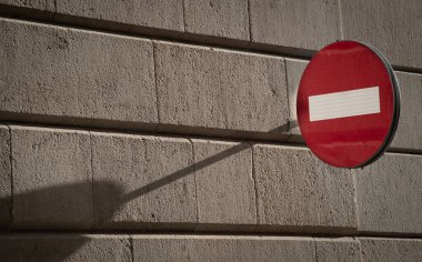 Tek yön uyarısı sokakta ötüyor. Giriş yasaklandı.