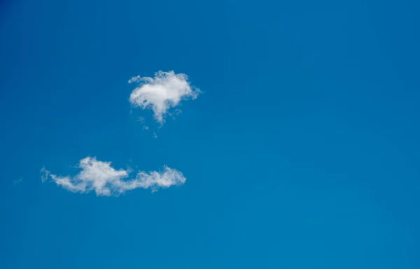 Mavi Gökyüzünde Beyaz Kümülüs Bulutları Doğa Arkaplanı Soyut — Stok fotoğraf