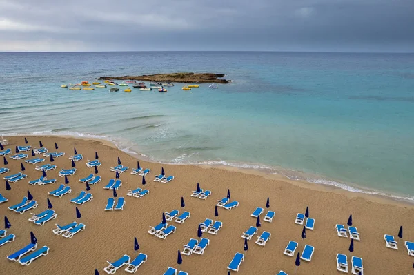 Drönare Antenn Strandstolar Tropisk Sandstrand Sommarsemester Havet Protaras Cypern Europa — Stockfoto