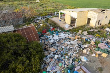 Lefkoşe, Kıbrıs, 11 Mart 2023: İHA antresi ve sanayi atıkları doğada. Çevre kirliliği
