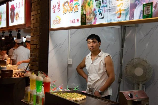 2018年6月1日 中国北京 中国厨师在中国北京的小吃街上烹调传统食品 美味的街头快餐 — 图库照片