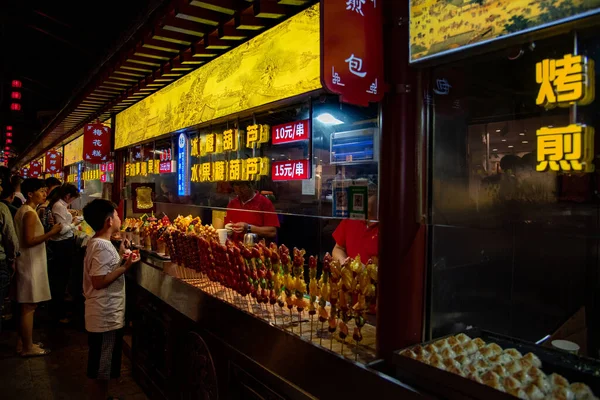 2018年6月1日 中国人は夜のお菓子からお菓子を購入します スナックストリートフード市場 北京中国 — ストック写真