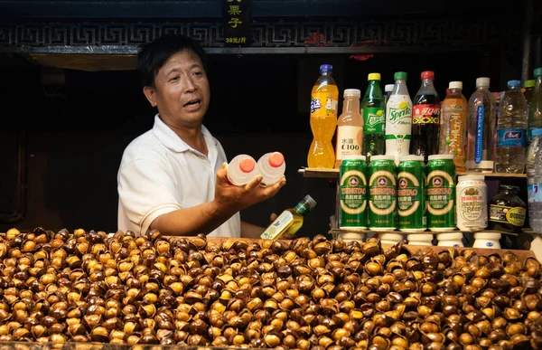 Peking Kina Juni 2018 Kinesisk Försäljare Säljer Mat Och Dricker — Stockfoto