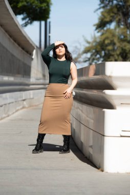 Şehirde poz veren günlük kıyafetler giyen çekici genç bir kadın. Lefkoşe Kıbrıs